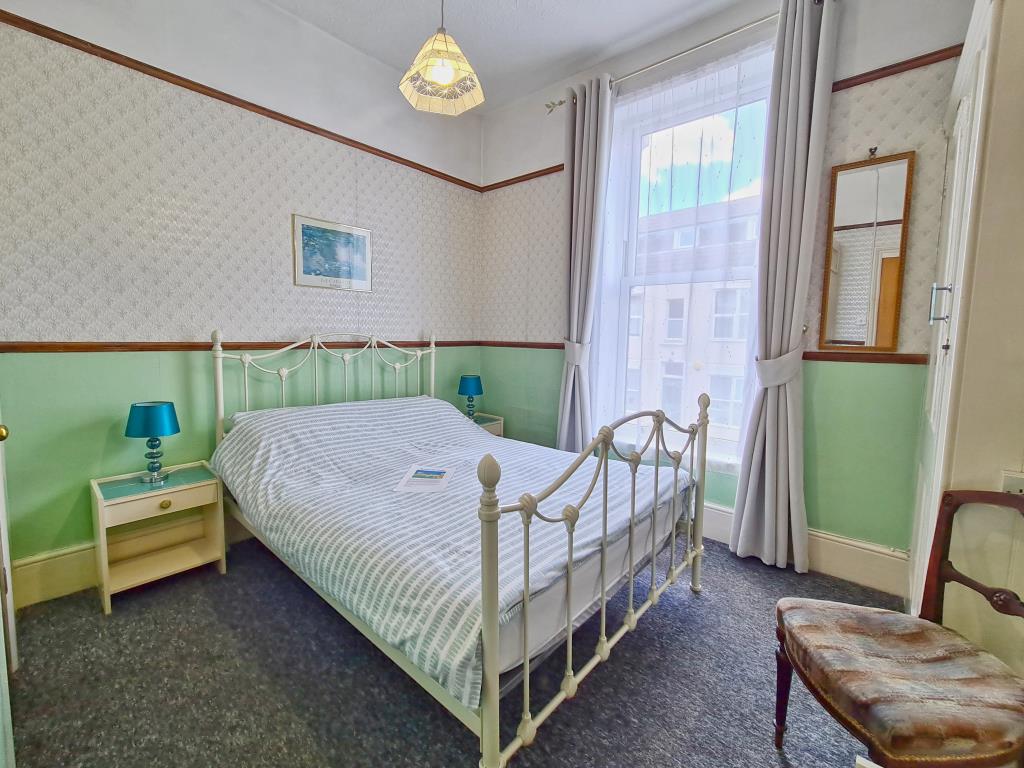 Lot: 148 - SEAFRONT BED AND BREAKFAST WITH POTENTIAL FOR CONVERSION - Bedroom with window